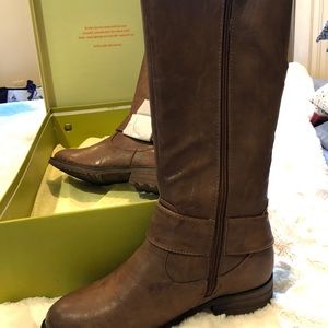 Brown boots with buckle